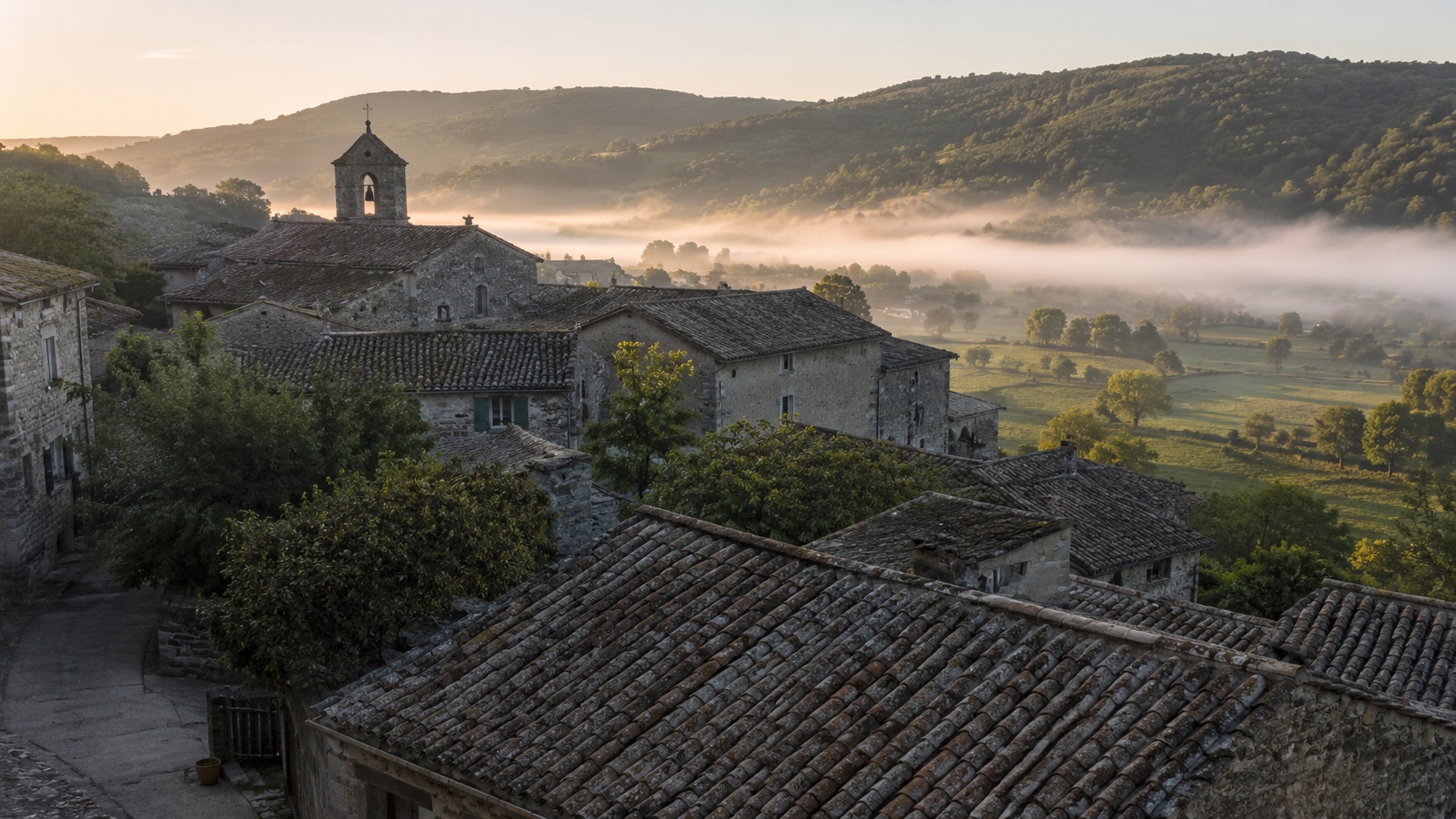 Village ardéchois dans la brume du matin